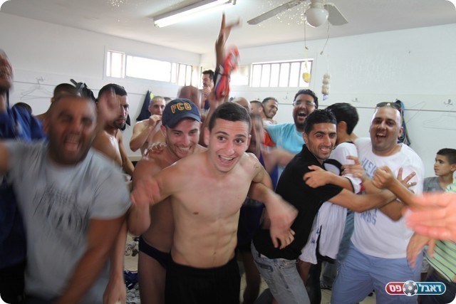 החגיגות בחדר ההלבשה. קאמבק מדהים (צילום: שלומי גבאי)