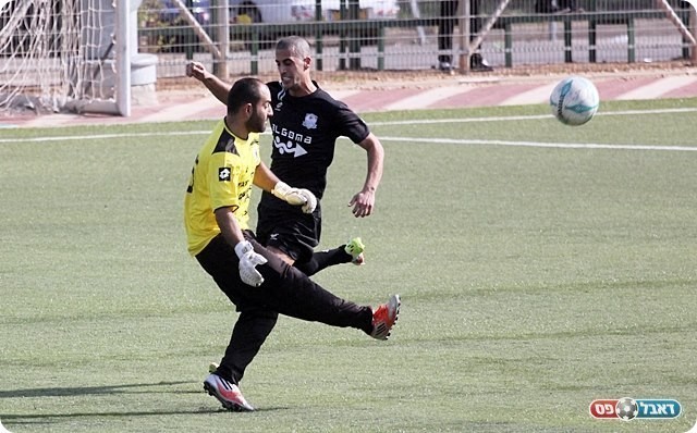 משהו יותר רציני. עמרי הלוי מאיים על יוסרי עיסא (לירן דורף)