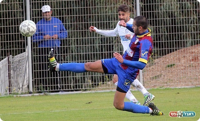 בריגה מנסה לעצור את איצרין (לירן דורף)