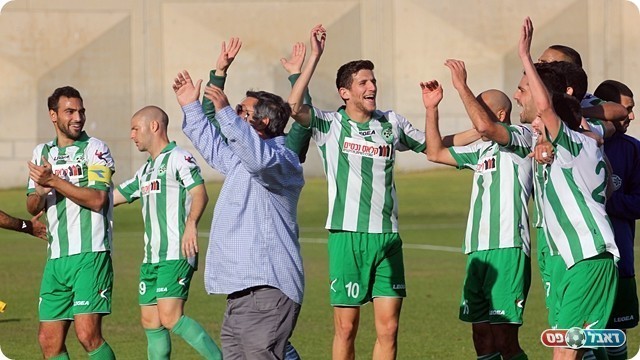 חוגגים בסיום כניסה לפלייאוף העליון (צילום: לירן דורף)