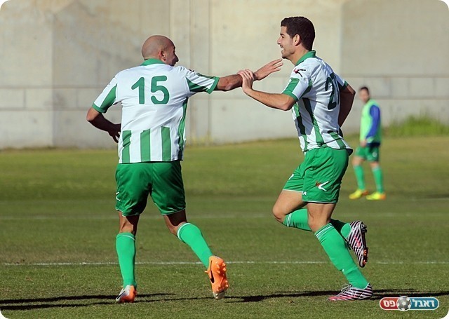 וחוגג עם שן (צילום: לירן דורף)