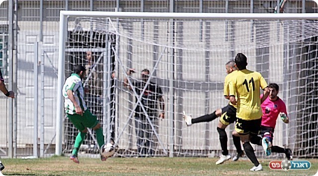 בן נעים מתבלבל מול שער ריק (לירן דורף)