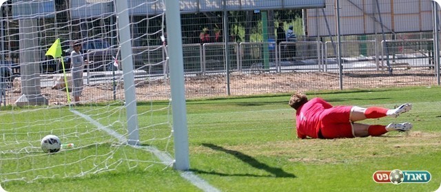 מסיקה נכנע לבעיטה של סרור (לירן דורף)