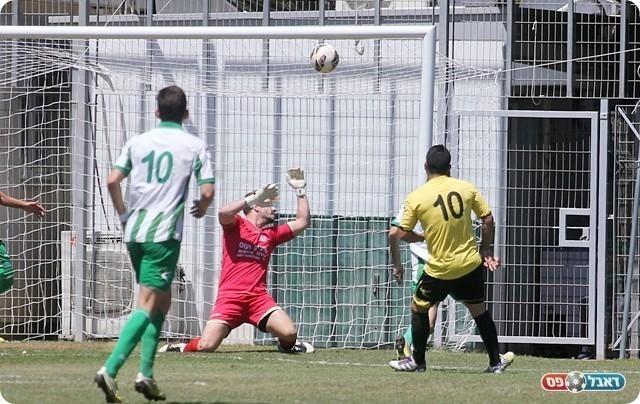 המצב הראשון במשחק, מסיקה הודף למשקוף את בעיטתו של סרור (לירן דורף)