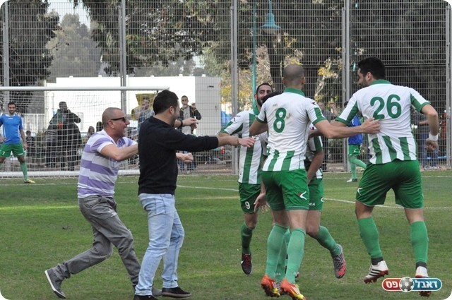 ניצחוןחמישי רצוף. שחקני עמישב חוגגים (צילום: מוחמד חאדר אניס)