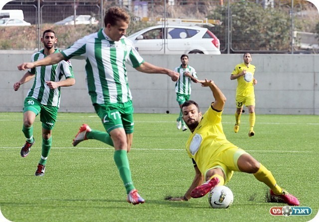 מתפרצות לא יעילות. אלקבץ עוצר את וקסלר (צילום: לירן דורף)