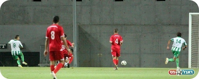 הזדמנות מצד אחד. מתנה בועט לקורה (צילום: לירן דורף)