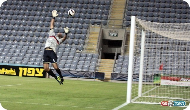 מכניע את גלזר (צילום: לירן דורף)