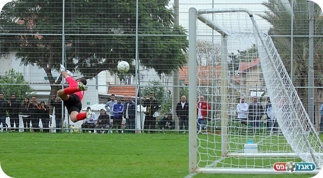 הדרמה בעיצומה. גלזר נכנע לספיר (צילום: לירן דורף)