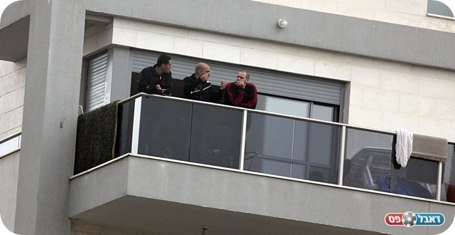 גדשו כל פינה אפשרית. אפילו מהמרפסות השכנות (צילום: לירן דורף)