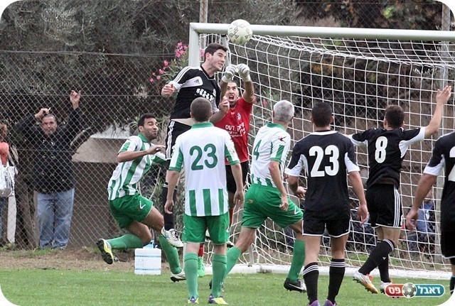 יציאה רעה של השוער. גלזר (צילום: לירן דורף)