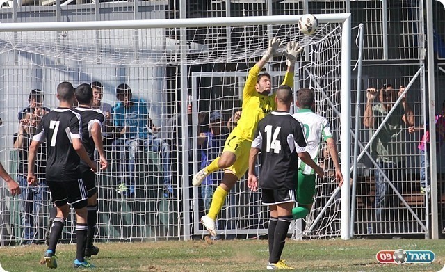 הצלת המשחק, אנגלשטיין לוקח את הכדור של מסיקה מהחיבורים (לירן דורף)