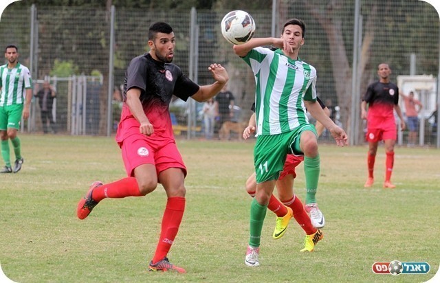 עדיף שלא היה מתרחש. אלקבץ וירין הלל רוצים כדור (צילום: לירן דורף)