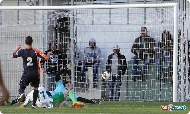 שטרית, עבר לעודד מאחורי השער