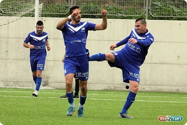 ליאור ראובן "מברך" את אבי יוסף לאחר השער (לירן דורף)