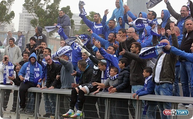 רוזנקוביץ' חוגג עם האוהדים נצחון חשוב (לירן דורף)