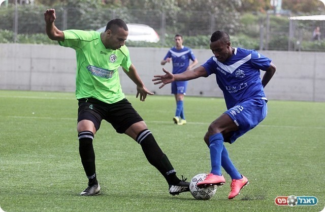 טסאו מנסה לעבור את אלון לוי (לירן דורף)