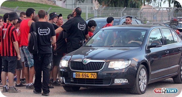 העימות בסיום. אוהדי ר"ג והרכב של ויטקובסקי (צילום: לירן דורף)