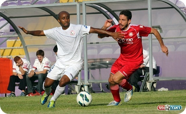 ר"ג הפקירה את ההגנה. דגו מול דן רומן (צילום: לירן דורף)