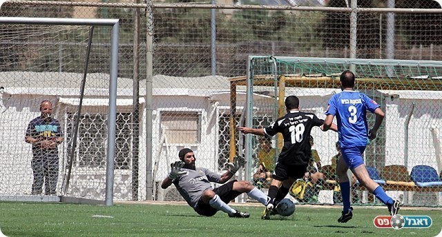 שבתאי עובר את כהן בדרך לשער הראשון במשחק (לירן דורף)