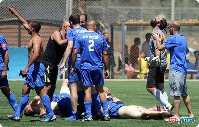 אבי כהן באסקטזה, סולומוביץ' ואברהם הכובשים, שכובים על הדשא כלא מאמינים (לירן דורף)