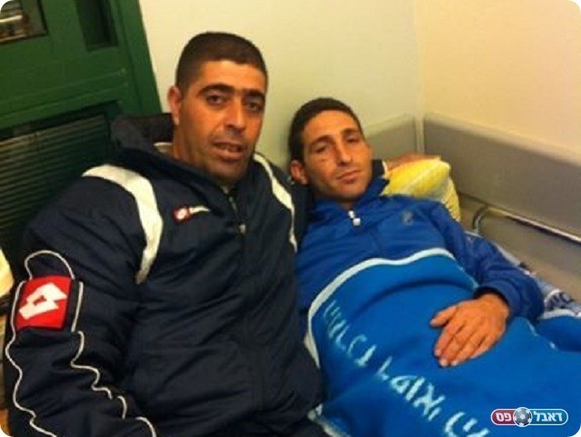 כרגע לא נזקק לניתוח. אסעד (מימין) וכתבנו, חאדר אניס