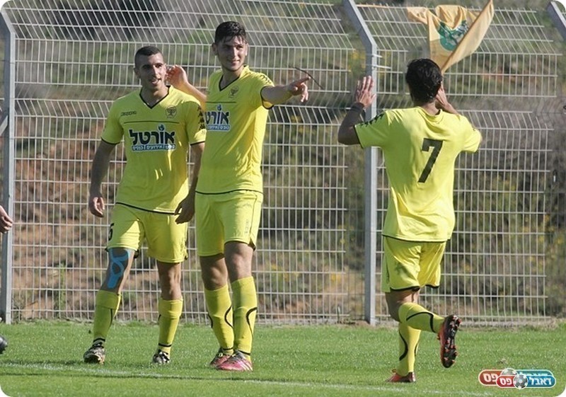 צמד במשחק הבכורה. אלעד אברמסון (במרכז) (לירן דורף)