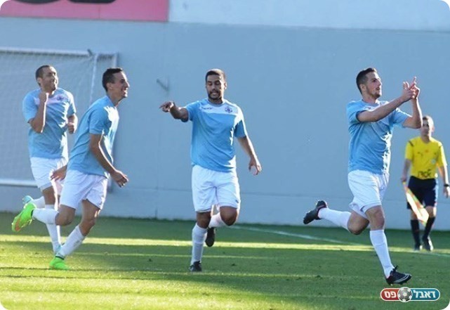 לומד ממנו הרבה. מלכה בפוזה מוכרת (ארנון לוי)