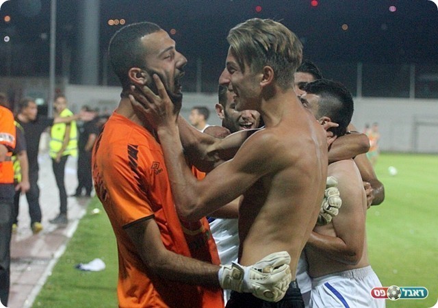 איש המשחק טובלי ושטראובר חוגגים הישרדות (לירן דורף)