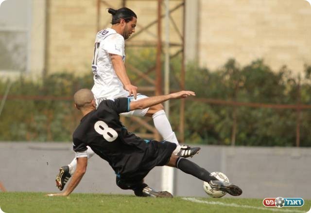 רגע חינני של האמא. זכריה (בשחור) בפעולה (קובי רוזן)