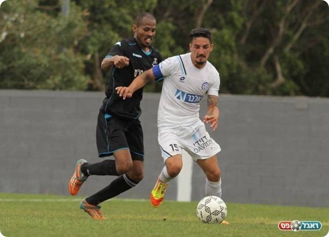 תחנה אחרונה באזור. זנה עוצר את רביבו (קובי רוזן)