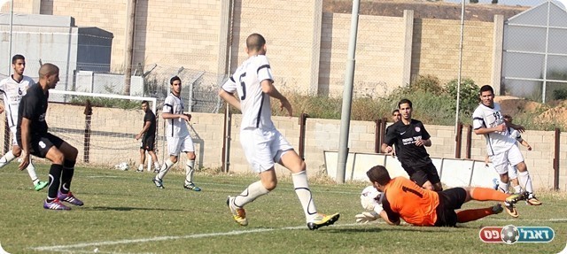 הגול הראשון, קדוש משמיט (לירן דורף)