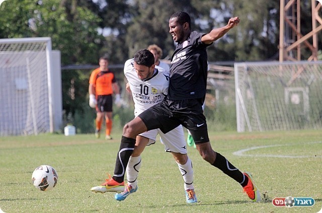 זנה מתקל את רביבו (לירן דורף)