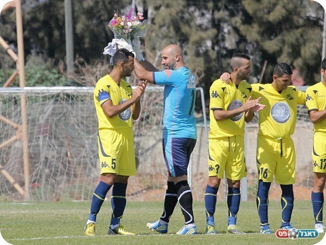 הספיקה כבר להחליף שוער. רוזנקוביץ' והפרחים לפני הפתיחה (צילום: לירן דורף)