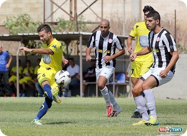 בעטו בעיקר מרחוק. טמיר בעוד ניסיון (צילום: לירן דורף)