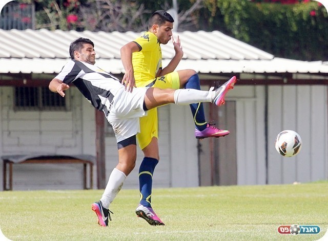 שחקנים שמכירים את הליגה. עמיאל מתקל את מולאי (צילום: לירן דורף)