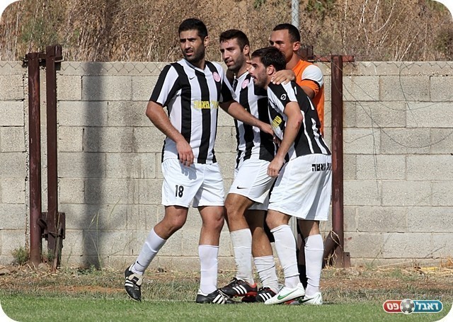 בניגוד למה שהתרחש על המגרש. סגל חוגג עם החברים (צילום: לירן דורף)