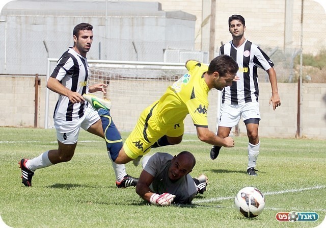 רגע המחלוקת. בן ישי מפספס את הכדור וגם את טמיר (צילום: לירן דורף)