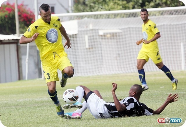 נקודת התורפה של אזור. זנה מתקל את עידן ציון (צילום: לירן דורף)