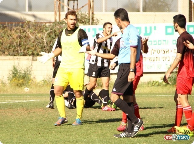 פנדל שנראה מוצדק. גלברט מתווכח עם שיטרית (קובי רוזן)