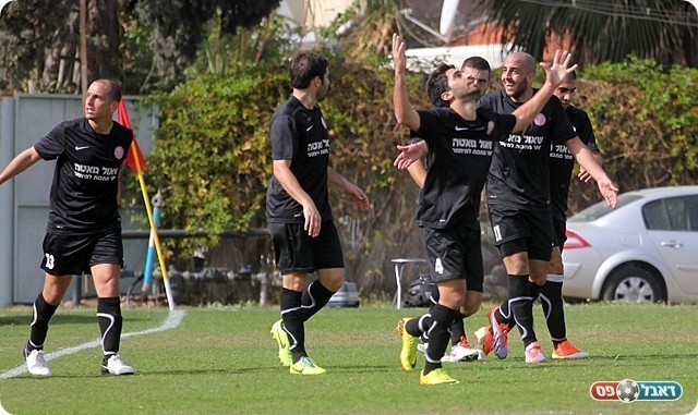 וחוגג עם החברים (צילום: לירן דורף)