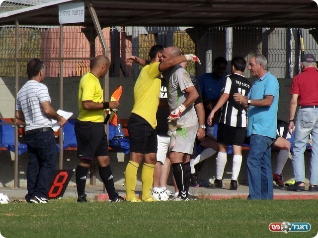 מחווה יפה. חילופי השוערים במלאכי (צילום: אייל אורן)