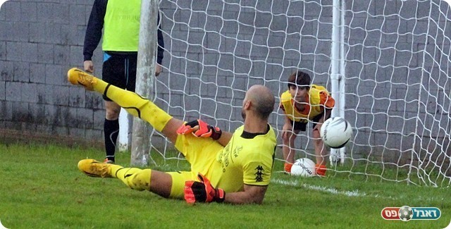 למל והילד שמביא את הכדורים מביטים בפנדל של אהרון חודר פנימה (לירן דורף)