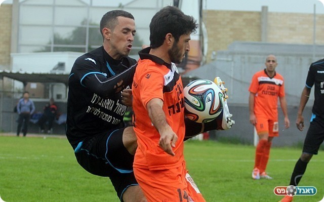 שניים מהבולטים במגרש, אשכנזי ובן סולומון במאבק (לירן דורף)