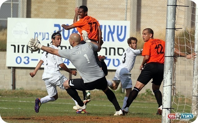 יום טוב של הגנת אזור. רוזנקוביץ' עוצר את הררי (צילום: לירן דורף)