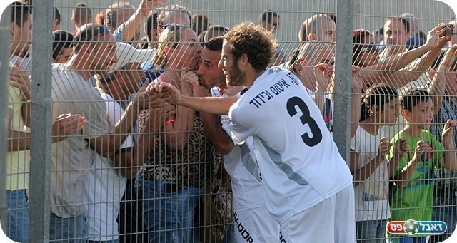 מחכים למגדל העמק. שחקני כפ"ס חוגגים (צילום: לירן דורף)