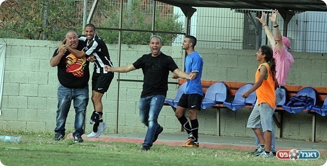 שי מאור והספסל של אזור חוגגים את השער של חקאק (לירן דורף)