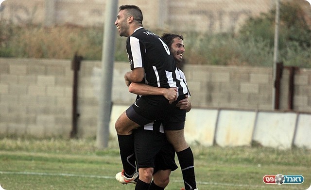 וחוגג עם סגל המבשל (לירן דורף)