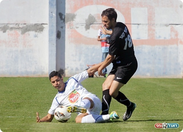 יפו נלחמה, קנדיל מתקל את בן סלומון (צילום: לירן דורף)