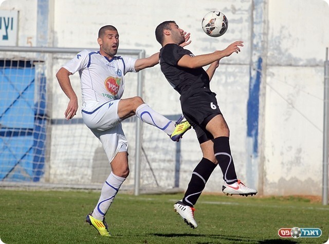 קרגולה וחקאק במאבק (צילום: לירן דורף)